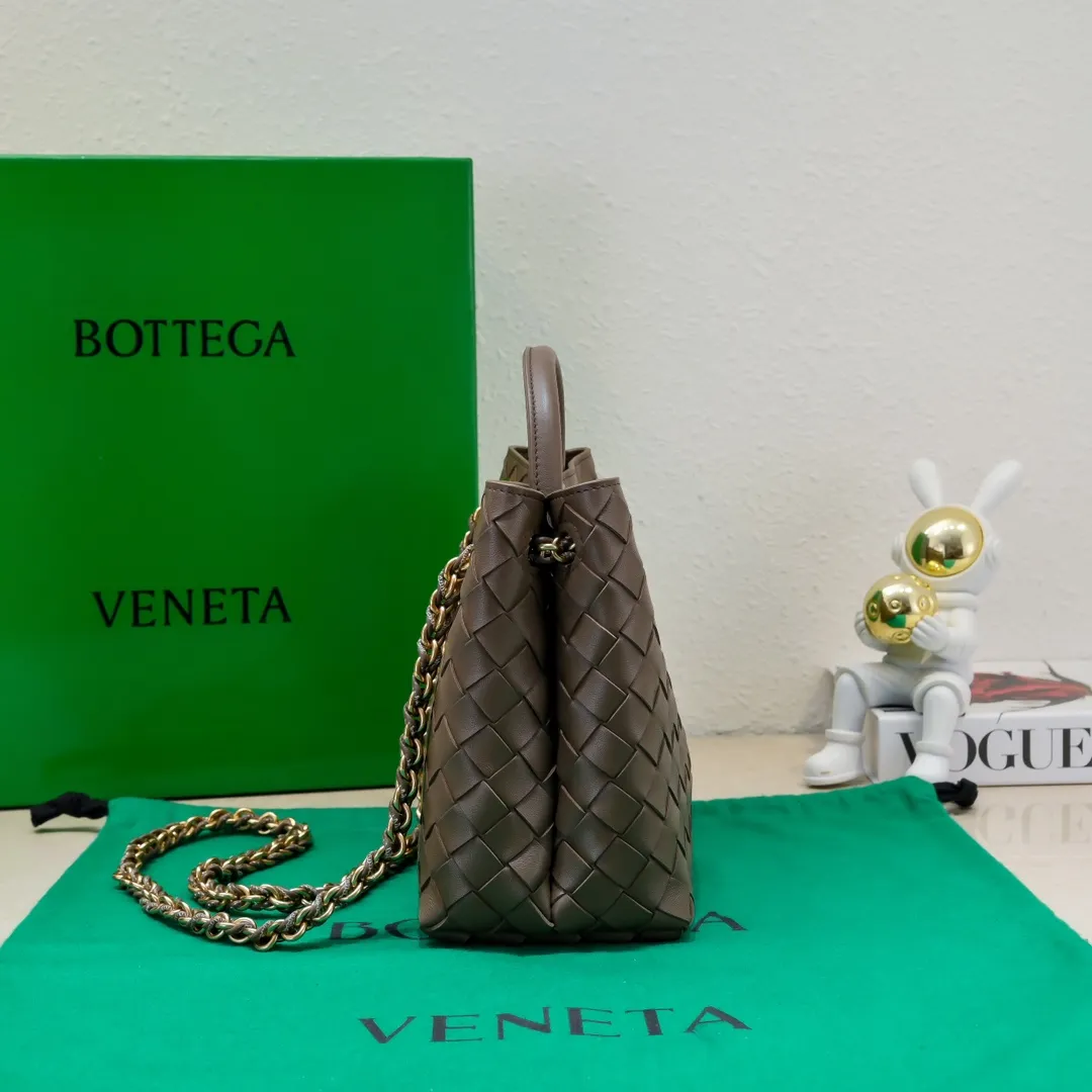 Batch 1960 BOTTEGA VENETA 2024 spring and summer new small ANDIAMO chain bag is also available! 🔥🔥I believe many friends have been waiting for a long time. The metallic chain adds a touch of sophistication to the original softness and elegance of Andiamo. The collision of classic craftsmanship and elegance creates a different kind of beauty. Style number: 6008 Size: 25*22*10.5cm
